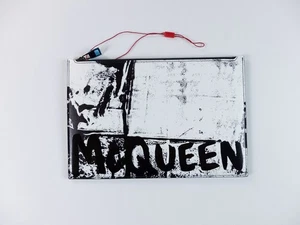 Auténtico bolso clutch de cuero estampado graffiti blanco y negro ALEXANDER MCQUEEN - Imagen 1 de 10