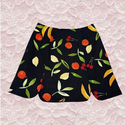 Mini-saia Finders Keepers feminina tamanho 4 estampa de frutas pretas Calypso  - Imagem 1 de 4