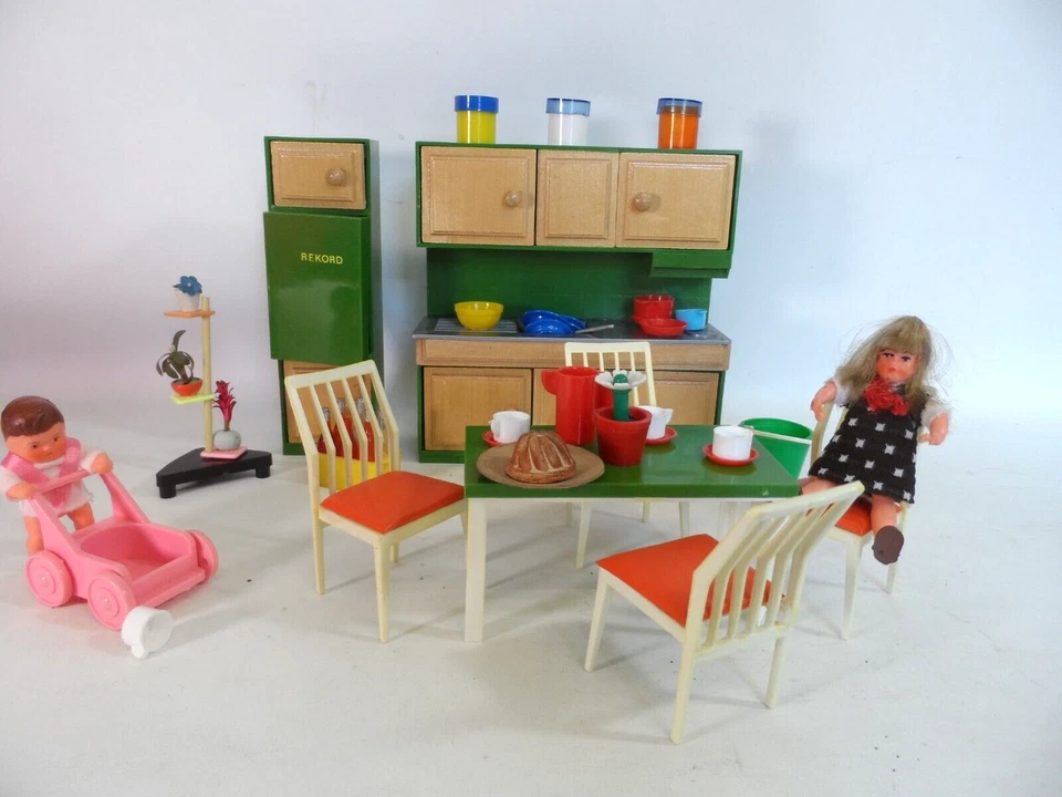 DDR Puppenstube Puppenstubenmöbel Küche Rekord Kühlschrank Essplatz Pflanze - Bild 1 von 4