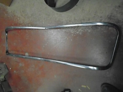 1957 ford ranchwagon del rio rear lift gate window molding Foto 1 de 4