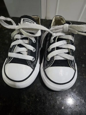 Zapatos Converse All Star blancos y negros para niños pequeños talla 7 mandriles bajos Foto 1 de 4