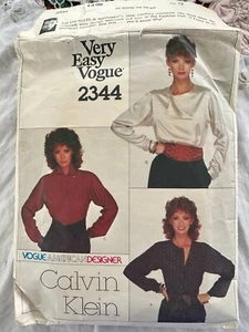 BLUSA CALVIN KLEIN DISEÑADOR AMERICANO DE MODA PATRÓN 2344 CORTE PARCIAL TALLA 12 - Imagen 1 de 2
