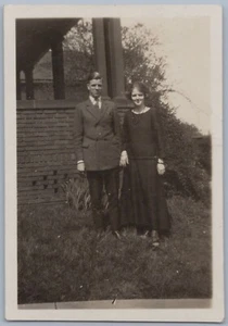 Pareja joven tomada de la mano c1920s antiguo BW instantánea foto aleta moda - Imagen 1 de 2