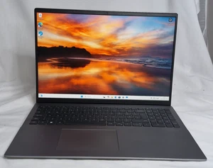 Dell Vostro 5620 16" Laptop 12th Gen Intel Core i5-1240P 16GB DDR4 256GB NVMe - Afbeelding 1 van 8