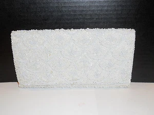 VINTAGE WHITE\IVORY BEADED IRIDESCENT SEQUIN CLUTCH MADE IN HONG KONG VERY NICE - Picture 1 of 6
