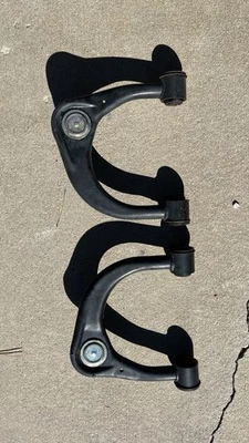 Brazos de control superiores OEM Tacoma 3ª generación Foto 1 de 4