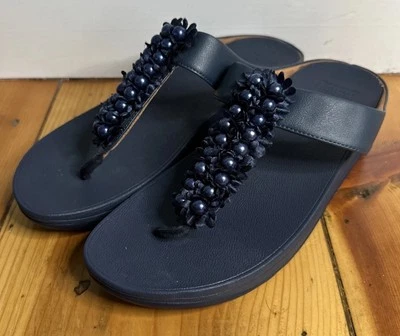 Sandalias de cuña Fitflop para mujer talla 10 azul marino Verna con tachuelas y perlas Foto 1 de 4