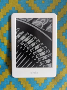 Amazon Kindle 10 (aka Basic 3) 10th Gen, 6-inch eReader, Model J9G29R, 8GB White - Picture 1 of 16
