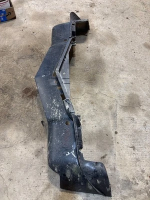 1974 1975 1976 1977 Camaro cenefa inferior delantera en mal estado necesita reparación daño Foto 1 de 4