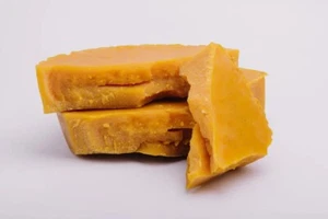 Reines rohes Bienenwachs natürlich 100% Wachs Heilung Medizin Herstellung Kerzen Salben 1 KG - Bild 1 von 2