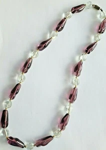 Collar vintage de cuentas de cristal anudado morado y transparente con cierre de barril. - Imagen 1 de 4