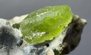 Splendididi cristalli peridoto 59 carati su matrice esemplare naturale dal Pakistan - Foto 1 di 10
