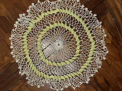 "Impresionante centro de mesa vintage de encaje de ganchillo de 22"" crema y verde" Foto 1 de 3