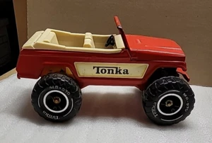 Vintage Red Tonka Jeepster Jeep Pressed Steel Toy - Picture 1 of 13