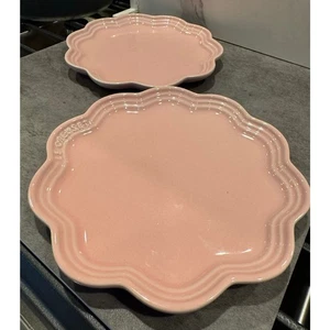 Set of 2 Le Creuset FRILL Flower Scallopped Stoneware Plate 8 in Satin Pink - Picture 1 of 4