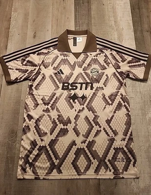 Camiseta de fútbol Bayern Munich 2024-25 para hombre L Adidas BSTN piel de serpiente/marrón Alemania Foto 1 de 4