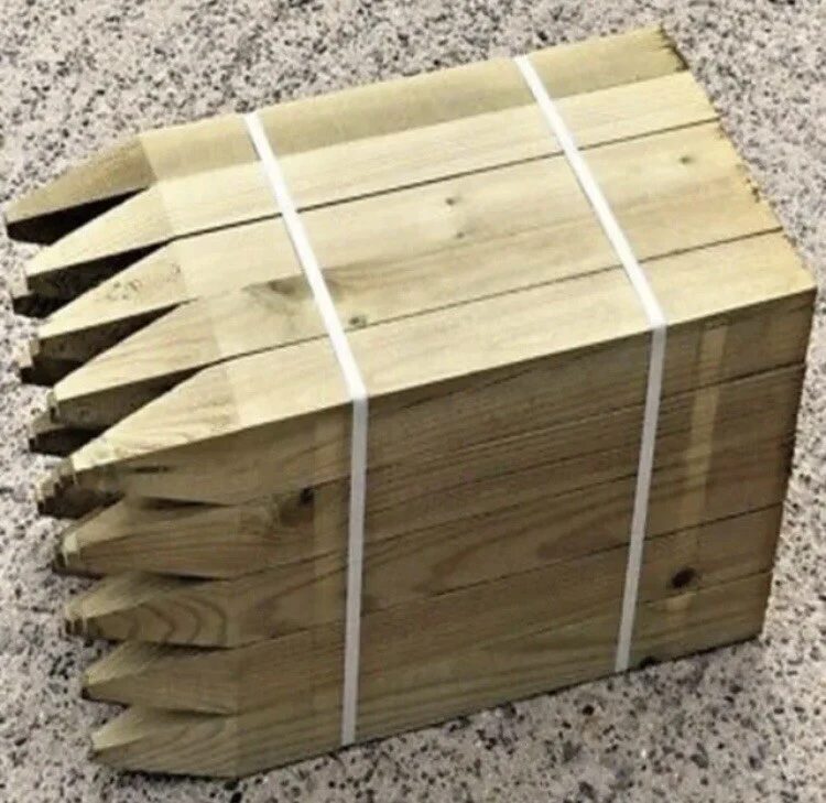 Pack de 4.   "Estacas de madera de 12"" (300 mm) 2""x2"" estacas de cercado tratadas a presión" Foto 1 de 1