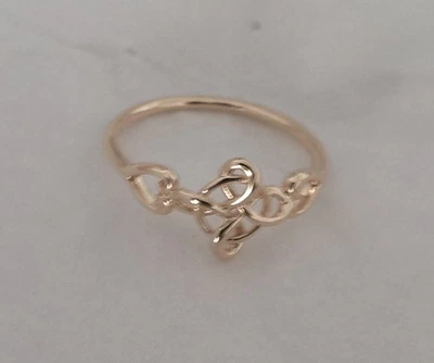 NUEVO Anillo Banda Estilo Tejido Abierto Tono Dorado Talla 6.25 Diseño Corazones Círculo Infinito Foto 1 de 4