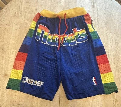 Pantalones cortos Just Don. Pantalones cortos deportivos Denver Nuggets vintage medianos para hombre Foto 1 de 4