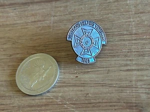 Pin de solapa Veterans Helping Veterans 1983 vintage en estado bastante bueno pequeño bolso de mano estilo trasero - Imagen 1 de 24