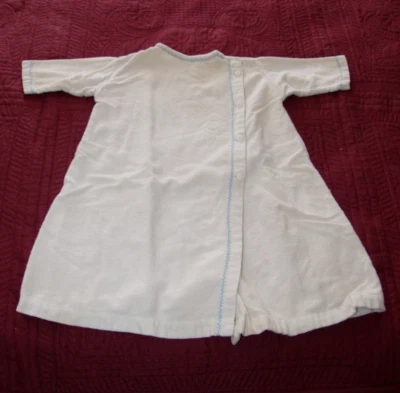 ROUPÃO INFANTIL FLANELA DÉCADA DE 1940 - Feito à Mão - Creme - Acabamento Azul - Fecho de Botão - Imagem 1 de 3