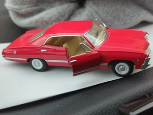 BRILLANTE NUOVO CON ETICHETTE SCALA 1:43 1967 CHEVY IMPALA ROSSO CREMISI PORTE APERTE LUNGHE 4,5" - Foto 1 di 24