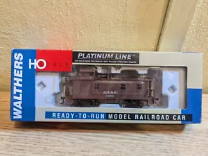 Walthers Platinum Line 932-7585 - Santa Fe 1300 Wood Caboose - AT&SF - HO Scale - Picture 1 of 14