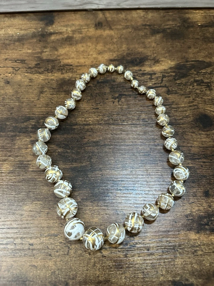 Collar de cuentas Lucite pintado en oro y blanco con cuentas espaciadoras de oro vintage Foto 1 de 3
