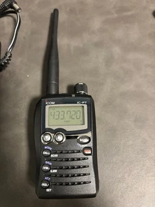 Radio wireless portatile ICOM IC-P7 con batteria, adattatore AC, base e antenna - Foto 1 di 8