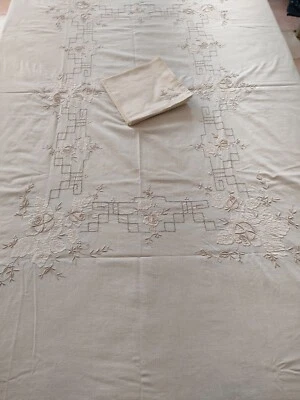 Nappe brodée de roses en coton et ses serviettes ref 919 - Photo 1/4