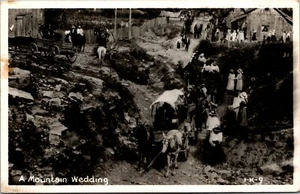 Vintage eine Berghochzeit Pferd Buggys Wagen RPPC Echtfoto Cline Postkarte - Bild 1 von 2