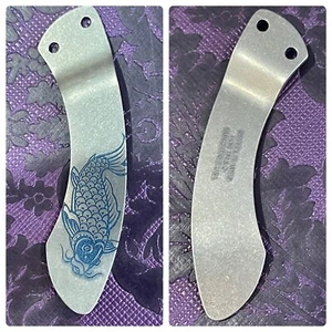 Clip de bolsillo ""Koi"" llama de acero para cuchillos personalizados y de tecnología media Burchtree Bladeworks - Imagen 1 de 2