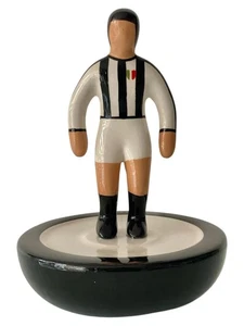 Subbuteo Juventus Stefano Puzzo Scultura in Ceramica Calciatore Statuetta 20x30 - Imagen 1 de 1