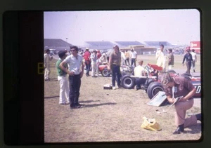 Inspecciones de autos - Ontario Motor Speedway 1970 - Carrera inaugural - Diapositiva vintage - Imagen 1 de 3