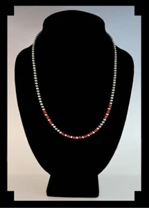 White Fox Creation: 4 mm Sterling Navajo Perlen akzentuiert mit Koralle - Bild 1 von 5