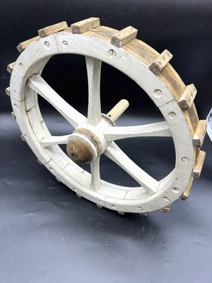 Ancienne Roue de Charrette/Brouette en Bois (Modèle pas courant) Bel objet déco - Photo 1/4