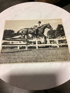 1940’s Photo by Freudy N.Y Photo Original Women Jumping Beautiful Horse 10”x8” - Bild 1 von 7