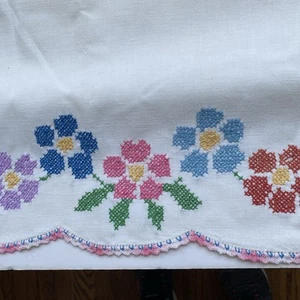 Bufanda tocador vintage de lino bordado floral punto de cruz 18 X 42 - Imagen 1 de 10