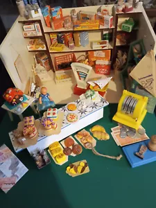 Kleiner alter Kaufmannsladen aus Holz als Bäckerei eingerichtet - Bild 1 von 14