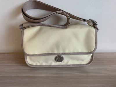 Kipling Graciela Schultertasche Umhängetasche Buttergelb Metall Affe Brandneu - Bild 1 von 4