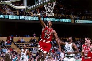 Scottie Pippen Chicago Bulls shoots v Boston Celtics played in 199- Old Photo - Picture 1 of 1