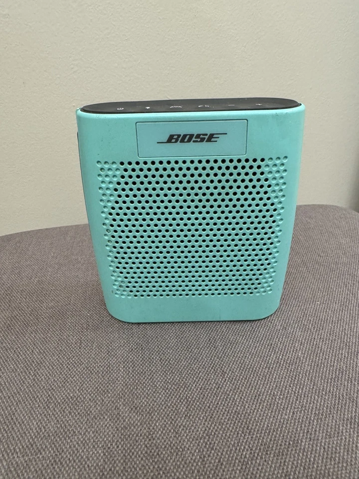 Mini altavoz Bluetooth color Bose Soundlink azul azulado en funcionamiento Foto 1 de 4