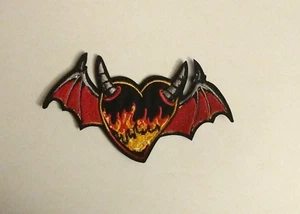 Corazón llameante con cuernos de diablo y alas de murciélago bordado hierro en parche - Imagen 1 de 3