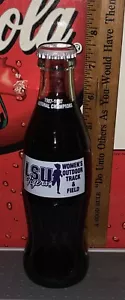 1997 LSU DONNA OUTDOOR ATLETICA LEGGERA CAMPIONI NAZIONALI 8 OZ COCA - BOTTIGLIA COLA - Foto 1 di 3