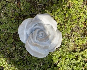 Deko Figur Statue Rose Blume Beton Garten Grau & Weiß Shabby Landhaus - Bild 1 von 2