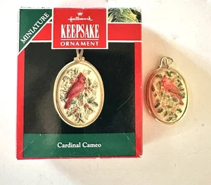 Punze Andenken Ornament 1991 Kardinal Kamee Miniatur im Messing ovalen Rahmen - Bild 1 von 5