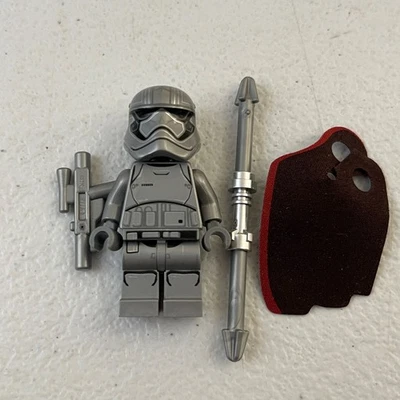 LEGO Captain Phasma (Pointed Mouth) Minifigure Star Wars 75201 (2018) - Image 1 of 4