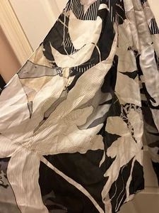 Vince Camuto 100 % Seide Blumenmuster schwarz weiß beige Damen Schal 16” x 70” - Bild 1 von 8