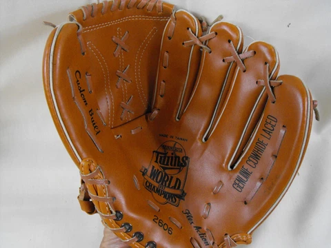 Vintage Minnesota Twins 1987 World Champions SGA Baseball Glove by Wheaties NICE Cover