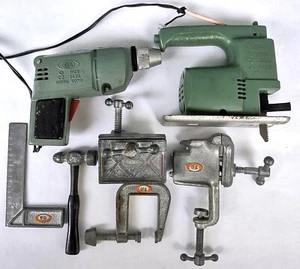 7 Vintage 1969 Ideal Miniatur Spielzeug Werkzeuge-Klemmen-Schraubstock-Bohrer-Schleifer-Lineal-Hammer - Bild 1 von 8